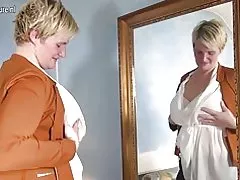 Pašėlusi olandų namų šeimininkė žaidžia su savo žaislų