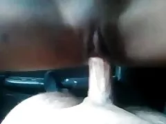 Brandus Azijos važiuoja automobilyje