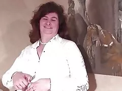 Didelis metų močiutė su Ruginis Makštis